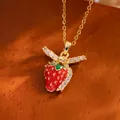 Leuke rode aardbeien hanger ketting met fonkelende stenen strik op gouden ketting. - Goud Strik Aardbei Stijl (TL9340)