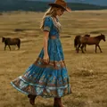 Elegantes blaues Boho-Maxikleid mit ethnischen Mustern in vintage Ranch-Atmosphäre im Freien - S / Blau Bedruckt