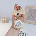 Elegante portachiavi a camelia con perle, fiocco crema e catena dorata per borse - Bianco