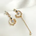 Eleganti orecchini asimmetrici in oro a stella e luna con zirconi e perle con nappa. - Orecchini Stella Luna Zirconia