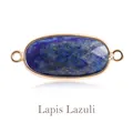 Nahaufnahme eines facettierten Lapis Lazuli Anhängers in eleganter Roségold-Fassung - Lapislazuli