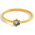 Bague élégante en acier titane doré avec un zircon rond bleu clair et serti à six griffes - Taille 6 / Bleu Clair (R0009-C)