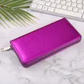 Lila Damen-Brieftasche mit Krokoprägung, Metallic-Finish und Rundum-Reißverschluss. - Lila