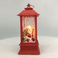 Festliche rote Weihnachts-LED-Kerzenlaterne mit einer bunten Weihnachtsmann-Illustration - Klassisches Rot