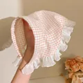 Roze en wit geblokte driehoekige hoofddoek met delicate witte kanten ruches - Roze-Witte Ruit Haarband Sjaal Geïntegreerd