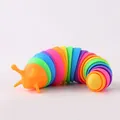 Lebhaftes regenbogenfarbenes flexibles Schnecken-Fidget-Spielzeug zum Stressabbau - Große Regenbogenraupe mit orangem Kopf