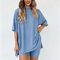 Vue détaillée d'un ensemble de détente bleu pour femme avec t-shirt ample et short assorti - XS / Bleu
