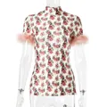 Elegantes T-Shirt mit Blumendruck, hohem Kragen und trendigem Federsaum in Rosa - S / Regenbogen