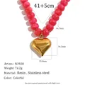 Dikke roze hars parelketting met een grote gouden hart hanger van roestvrij staal - Hart Hanger (N3928) / 41+5cm / Roze