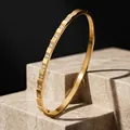 Eleganter vergoldeter Edelstahlreif Armreif mit funkelnden klaren Zirkonia Steinen - Goldfarbe Quadratischer Schlitz Zirkon Stil (44-C-7)