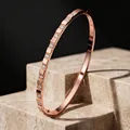 Eleganter Armreif aus roségoldenem Edelstahl mit Zirkonia-Steinen auf Marmorständer - Roségold Quadratischer Schlitz Zirkon Stil (44-C-9)