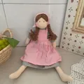 Poupée en chiffon faite main avec robe rose et tresses brunes, cadeau décoratif pour enfants - Style à Carreaux Rose