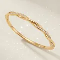 Elegante bracciale rigido a onda intrecciata dorata con zirconi bianchi lucenti - Stile a Onda Versatile di Lusso (BS-J5655G) / Oro