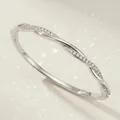 Bracciale rigido minimalista in argento con design a onda e zirconi scintillanti - Stile a Onda da Festa di Lusso (BS-J5655S) / Argento