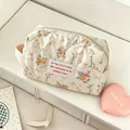 Detailansicht der gesteppten apricotfarbenen Kosmetiktasche mit floralem Muster - Florales Mittel