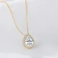Elegante collana a goccia dorata con ciondolo in zircone a pera su sfondo di raso bianco - Argento 925 / Oro