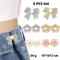 Set di 6 spille decorative in perla per stringere vita di pantaloni e gonne 14x10x2cm - Regolatore Farfalla e Fiore Multicolore (N. 65) / Set da 6 pezzi (In busta)