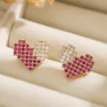 Bezaubernde Pixel-Herz-Ohrstecker mit rosa und weißen Pavé-Steinen, 18 Karat vergoldetes Kupfer - 45717
