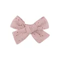 Dettaglio di un fermaglio per capelli rosa per bambini con delicati ricami floreali a fiori - Fiocco Ricamato Rosa
