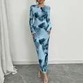 Détail vue complète d'une robe longue élégante à imprimé bleu et coupe moulante - Bleu ciel