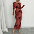 Détail de l'élégant imprimé marbre rouge et de la robe élastique ajustée à manches - S / Rouge