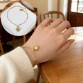 Detailansicht eines eleganten, vergoldeten Armbands mit Herzanhänger am Handgelenk. - 5532 Herzarmband Gold