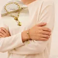 Detailansicht eines minimalistischen 18k vergoldeten Herz-Armbands an einem Modell. - 5475 Armband Gold