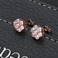 Dettaglio di orecchini a lobo a fiore in oro rosa con zirconi cubici scintillanti - Un Paio In Oro Rosa (larghezza 8 Mm)