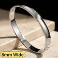 Primer plano de un brazalete de acero inoxidable pulido de 8 mm con un cierre minimalista - 8mm / Arco Exterior (44乙-E-1) / Color Acero