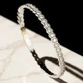 Dettaglio di un bracciale rigido a nido d'ape argento con pietre esagonali brillanti - Stile Nido d'Ape Zirconi Argento (33-E-7)