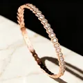 Primo piano di un bracciale esagonale in oro rosa con diamanti scintillanti - Stile Nido d'Ape Zirconi Oro Rosa (33-E-9)