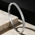 Elegante brazalete de acero de titanio plateado con una fila de brillantes piedras de circonia. - Una Fila de Diamantes Cuadrados (29-D-12) / Color Acero