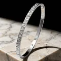 Detalle exquisito de brazalete de acero al titanio plateado con cristales incrustados - Color Acero Rombo Cielo Estrellado Brazalete