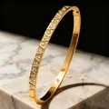 Primer plano de un brazalete de acero titanio dorado con elegantes incrustaciones de diamante. - Color Dorado Rombo Cielo Estrellado Brazalete