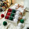 Coffret de 9 boules de Noël floquées rouges, vertes et blanches dans une boîte cadeau. - Lot de 9 / 8cm / Rouge Vert Blanc