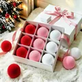 Boules de Noël floquées rouge rose blanc dans une boîte cadeau de luxe avec ruban - Lot de 9 / 8cm / Rouge Rose Blanc