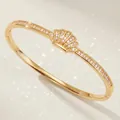 Elegante brazalete de concha dorada con brillantes piedras de circonia y tema marino - Diseño de Concha (BS-J5660G) / Dorado