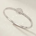 Elegante brazalete plateado de concha con pavé de circonitas cúbicas brillantes - Diseño de Concha (BS-J5660S) / Plateado