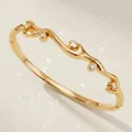 Eleganter goldener Wellenarmring aus Kupfer mit Zirkonia-Steinen und sicherem Klappverschluss - Goldfarbenes Luxus-armband Wave Kiss Bs-j5582g
