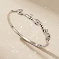 Eleganter silberfarbener Wellen-Armreif für Damen, besetzt mit runden Zirkonia. - Silbernes Luxus-wellenkuss-armband Bs-j5582s