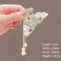 Pince à cheveux fleur blanche et perle avec gland et motif de papillon élégant - G6 Papillon en Strass