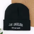 Klassische schwarze Strickmütze mit weißer Los Angeless-Stickerei für winterliche Wärme - Schwarz