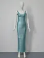 Vista detallada de la textura turquesa metalizada de este vestido largo de vendaje ajustado - Esmeralda / XS