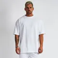 Vooraanzicht van een mannelijk model met een premium oversized wit sport-T-shirt - M / Tops / Wit (Geen Logo)