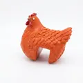 Detailansicht einer leuchtend orangefarbenen Henne aus Harz für die Gartenzaun-Deko. - Orange