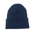 Primo piano di un classico berretto di lana blu scuro con trama a coste e risvolto. - Blu navy