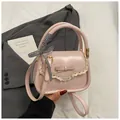 Sac à bandoulière rose élégant avec bordure en dentelle blanche, nœud et ruban à carreaux. - Rose