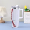 Detaillierte Ansicht eines 40oz Baseball-Strass-Isolierbechers mit weißem Griff. - Weiß / 40oz