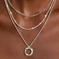 Vista dettagliata di una collana a tre strati d'argento con ciondolo a cerchio torto. - Cerchio D'argento Cerchio D'argento Catena Ovale Catena Appiattita Catena A O