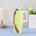 Nahaufnahme des 40oz Baseball-Strass-Thermobechers aus Edelstahl mit Griff und Deckel. - Gelb / 40oz